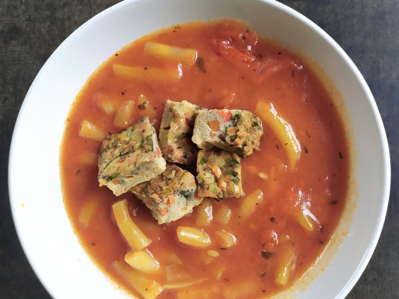 Paradicsomos zöldbab főzelék szivárvány fritattával